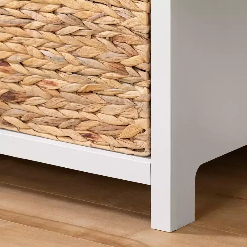 Commode enfant 3 tiroirs avec 2 paniers en osier et poignées en céramique – 82,5 cm H x 116,2 cm L x 49,5 cm P, Blanc
