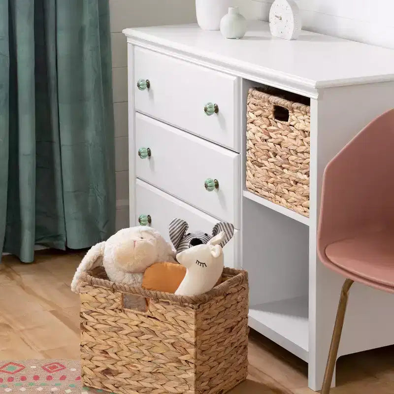 Commode enfant 3 tiroirs avec 2 paniers en osier et poignées en céramique – 82,5 cm H x 116,2 cm L x 49,5 cm P, Blanc