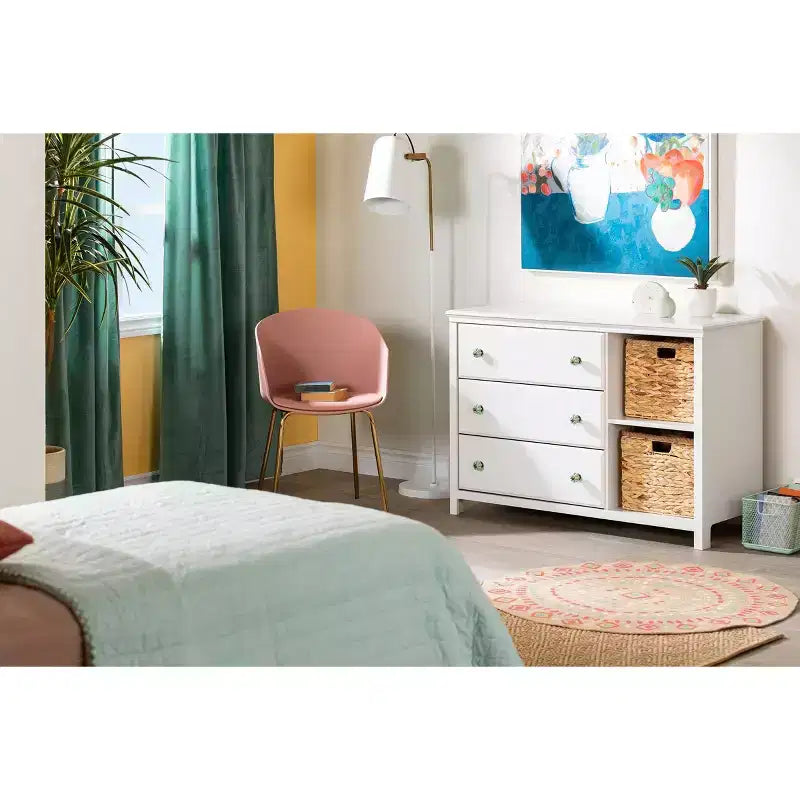 Commode enfant 3 tiroirs avec 2 paniers en osier et poignées en céramique – 82,5 cm H x 116,2 cm L x 49,5 cm P, Blanc