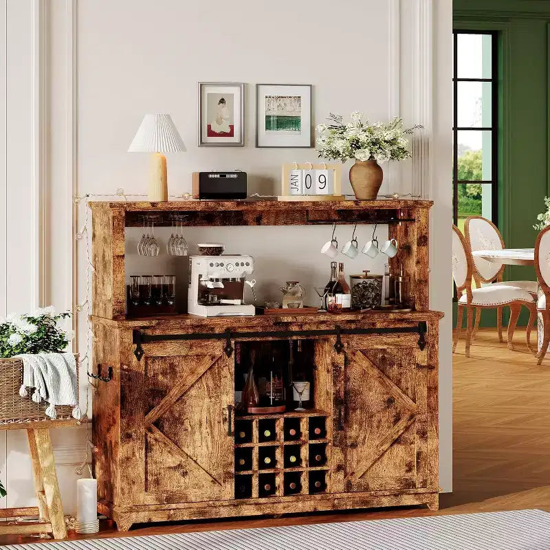 Meuble de bar à café de 55 pouces avec portes coulissantes de grange, range-bouteilles, éclairage LED et prises électriques