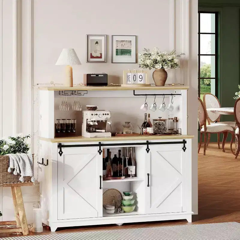 Meuble de bar à café de 55 pouces avec portes coulissantes de grange, range-bouteilles, éclairage LED et prises électriques