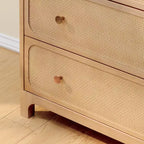 Commode 6 tiroirs avec façades en rotin et poignées en laiton – 151 cm (L) x 40 cm (P) x 84 cm (H)